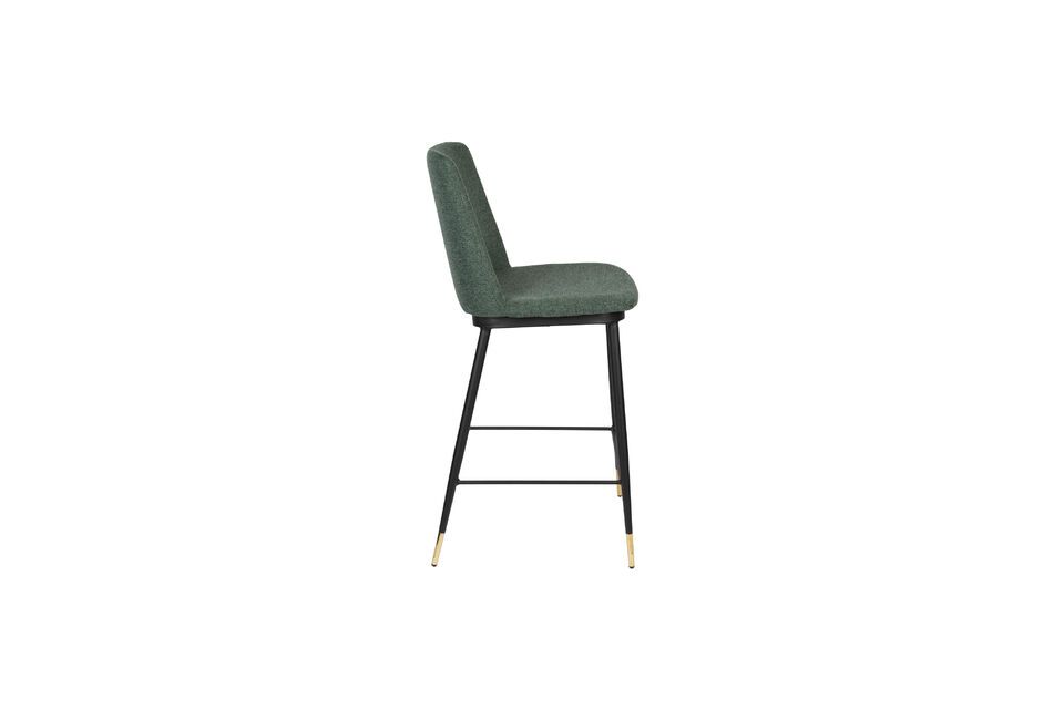Mit seiner Höhe von 95 cm und seiner tiefgrünen Farbe bietet dieser Stuhl eine perfekte Mischung