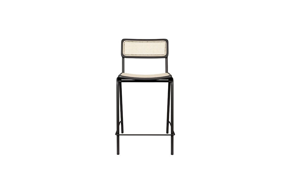 Eleganz und Modernität treffen sich im Design des Thekenstuhls Jort aus Rattan und schwarzem Metall