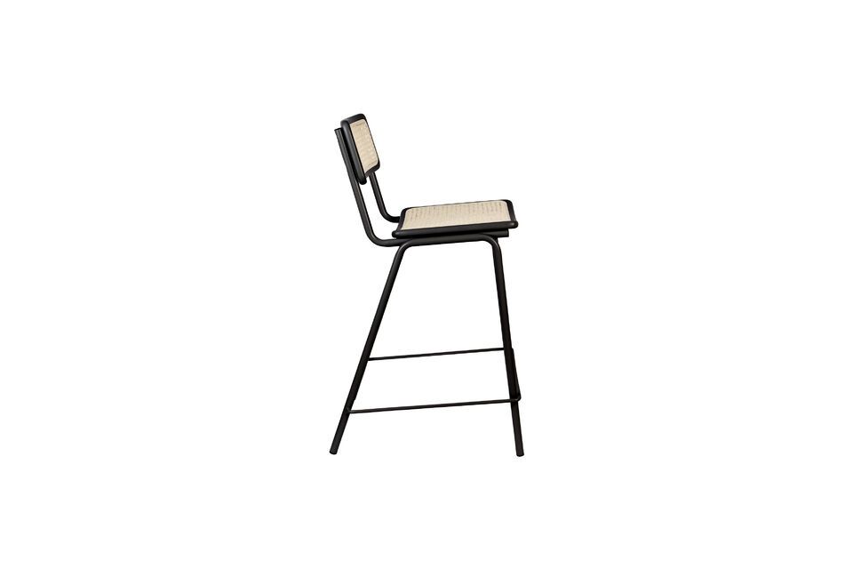 Mit einem robusten Metallgestell und einer Sitzfläche aus fein gewebtem Rattan ist dieser leichte