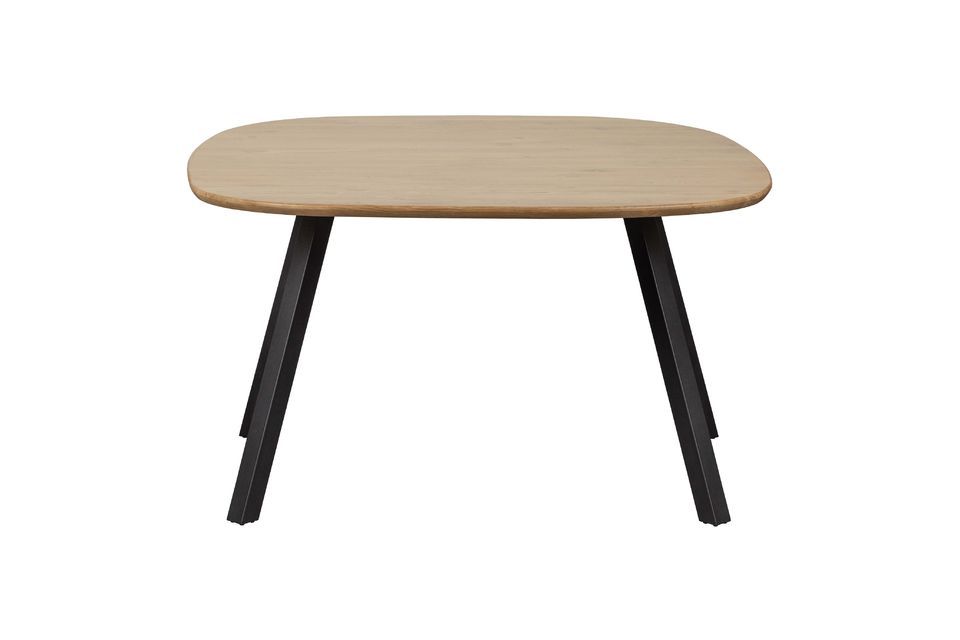 Der Tisch hat quadratische, ausgestellte Beine aus schwarzem Metall mit mattem Finish