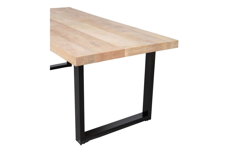 Mit einer Oberseite aus Mangoholz mit Fischgrätenmuster und einer Kalkung ist dieser Tisch ein