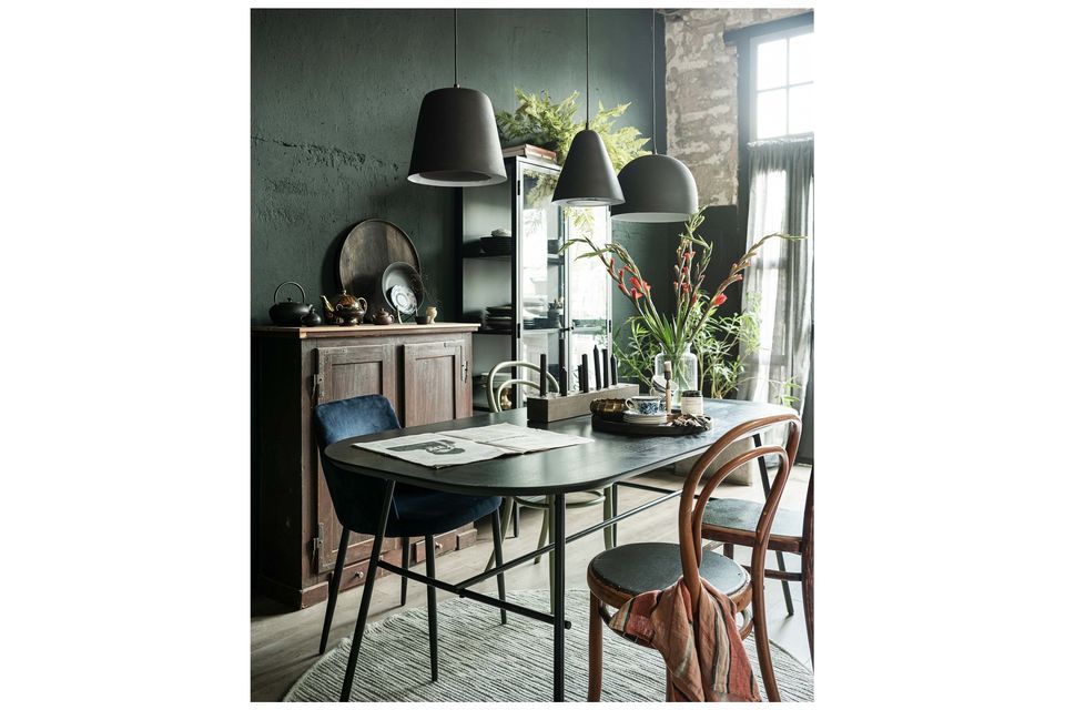 Eleganter Tisch aus schwarzem Metall mit Mangoholz