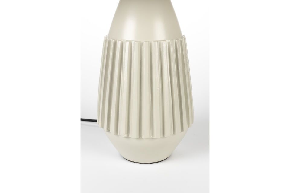 Mit ihrer langlebigen Qualität und dem präzisen Design ist diese Aluminiumlampe nicht nur ein