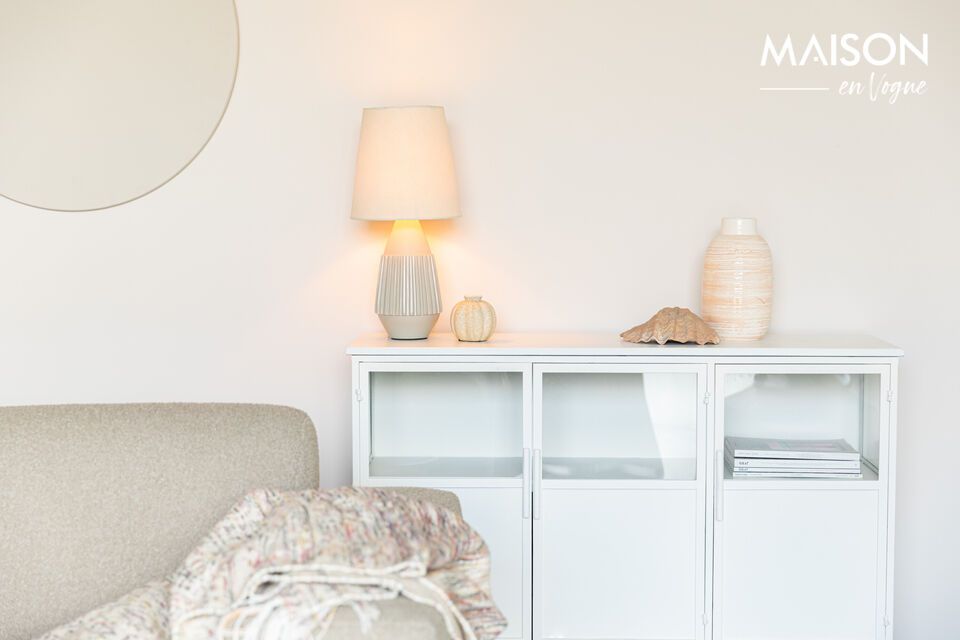 Verleihen Sie Ihrer Wohnung einen eleganten und modernen Touch mit unserer beigefarbenen Lampe.