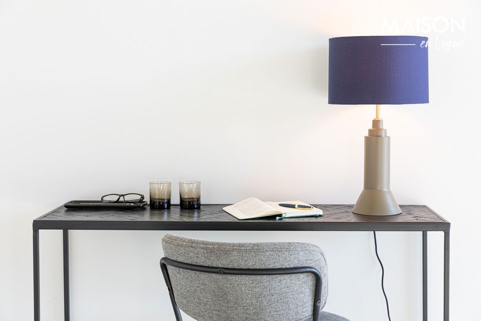 Entdecken Sie die elegante Schlichtheit unserer Tischlampe aus Eisen