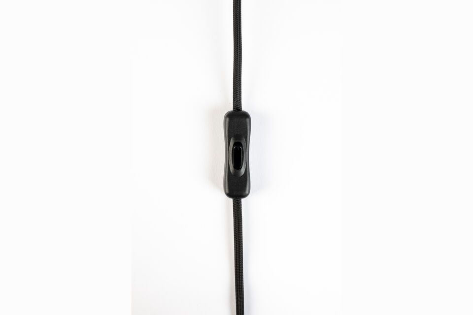 Darüber hinaus ist diese elegante Tischlampe Teil der Lau-Serie