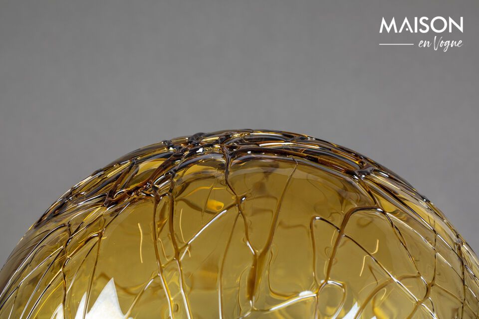 Entdecken Sie zeitlose Eleganz mit unserer Tischlampe aus Goldglas Lune