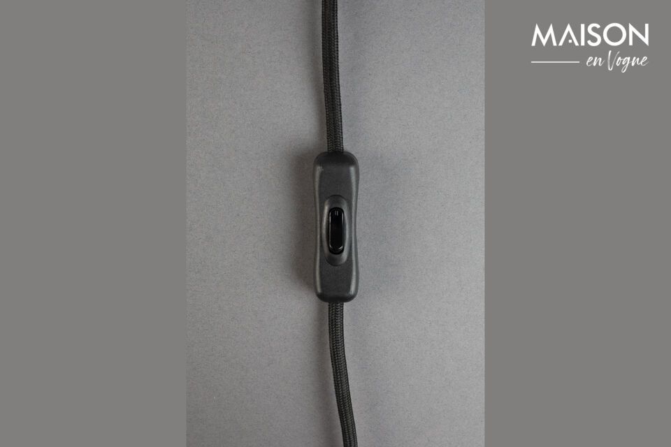 Mit ihren harmonischen Maßen von 25 cm Länge und Tiefe und einer Höhe von 24 cm ist diese