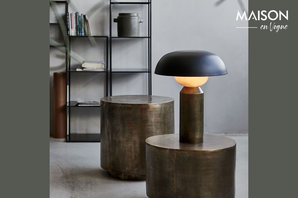 Bringen Sie mit der Tischlampe Big Fellow einen Hauch von skulpturaler Eleganz in Ihr Zuhause