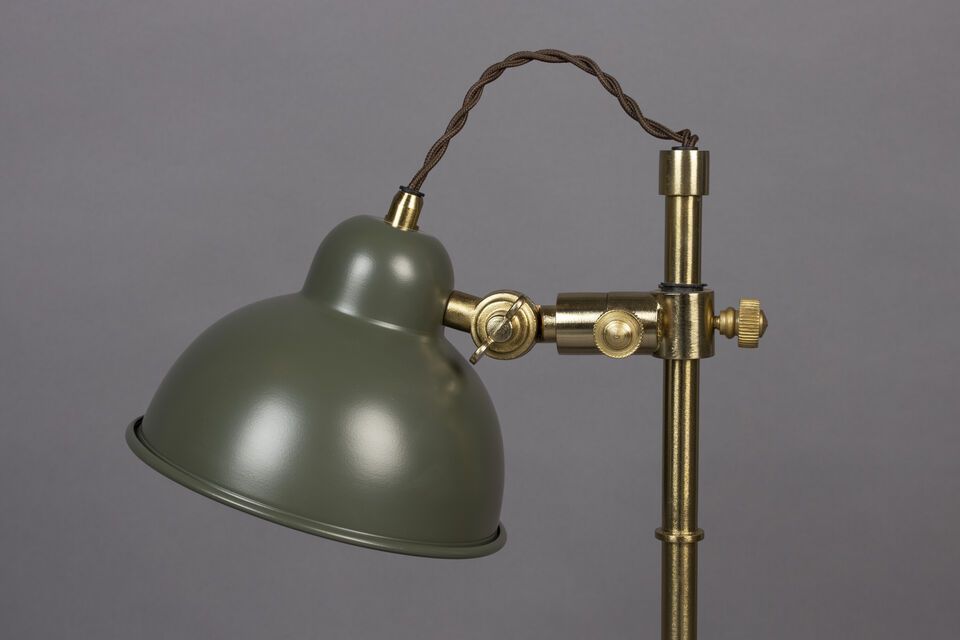 Bringen Sie mit unserer Tischlampe aus Eisen in dezentem Grün einen Hauch von Industriestil ein