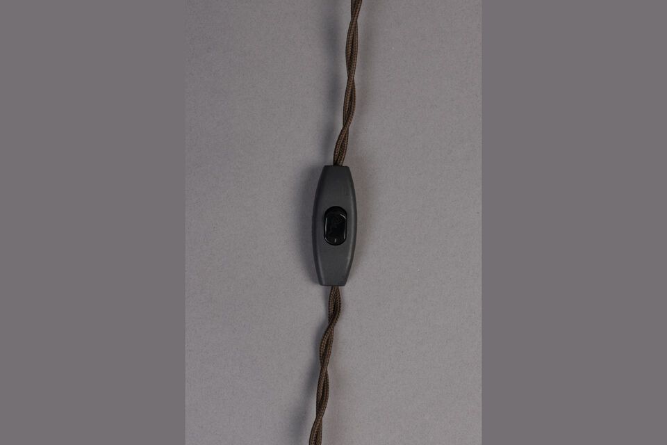 Das raffinierte Design der Lampe Todd wird durch ihre erhabene grüne Lackierung unterstrichen