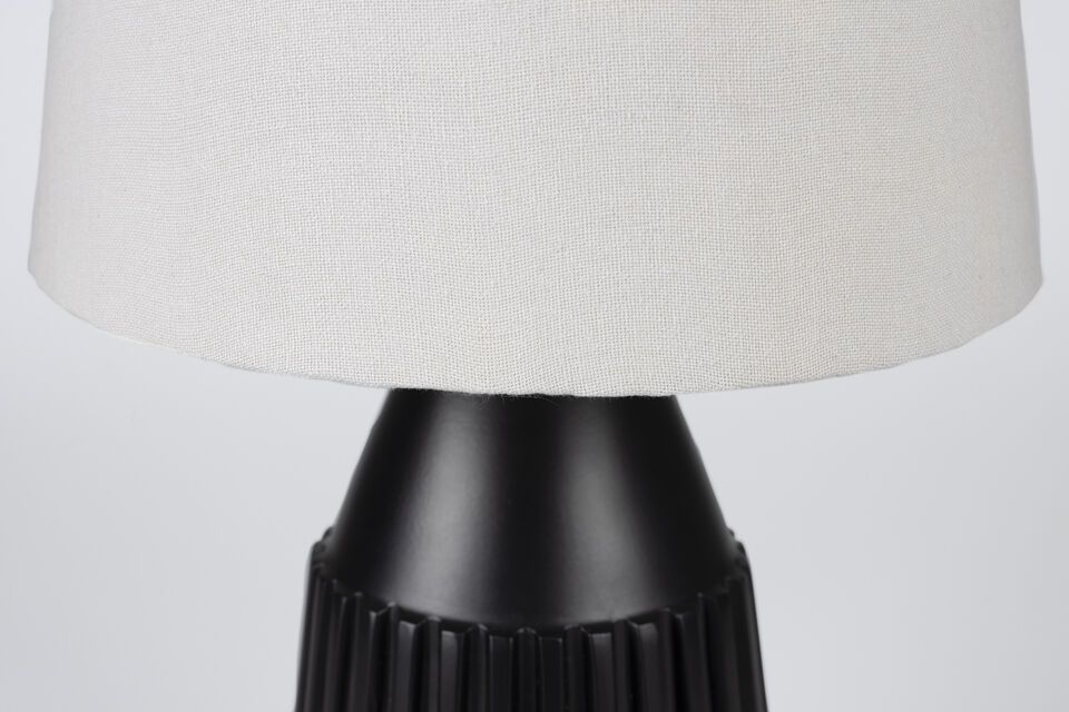 Mit ihren harmonischen Abmessungen von 25 cm Länge und Tiefe bei einer Höhe von 52 cm passt die