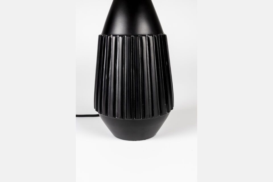Ihre schwarze Farbe verleiht ihr einen Hauch von zeitloser Eleganz und ist in der Lage