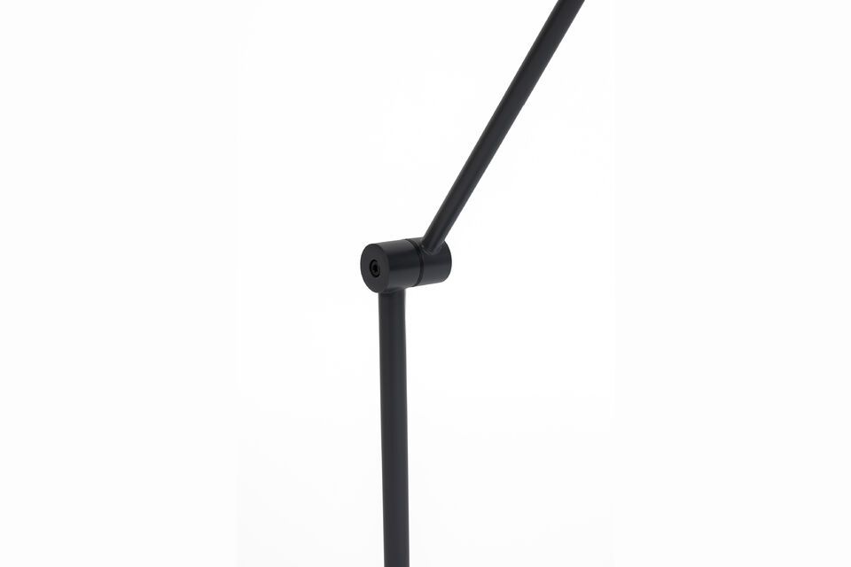 Die neutrale und elegante schwarze Farbe harmoniert perfekt mit verschiedenen Farbpaletten und