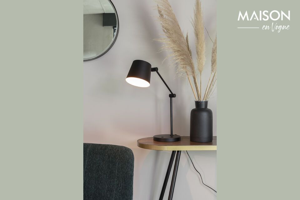 Die aus schwarzem Eisen gefertigte Lampe zeichnet sich durch ihre Robustheit und ihr raffiniertes