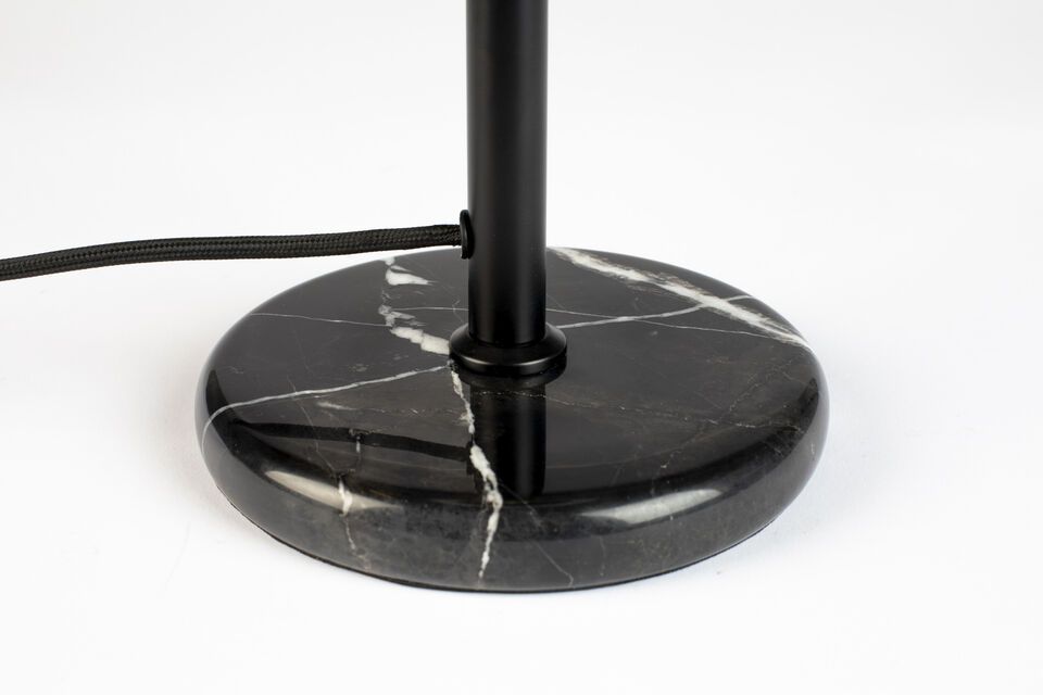 Der Sockel der Lampe ist aus luxuriösem schwarzem Marmor gefertigt und mit geprägten