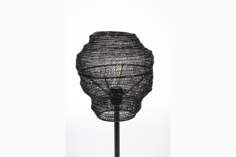 Die aus schwarzem Metall gefertigte Lampe hat ein modernes und zugleich schlichtes Design