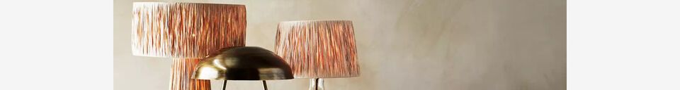 Materialbeschreibung Tischleuchte aus Glas mit Schirm Raffia