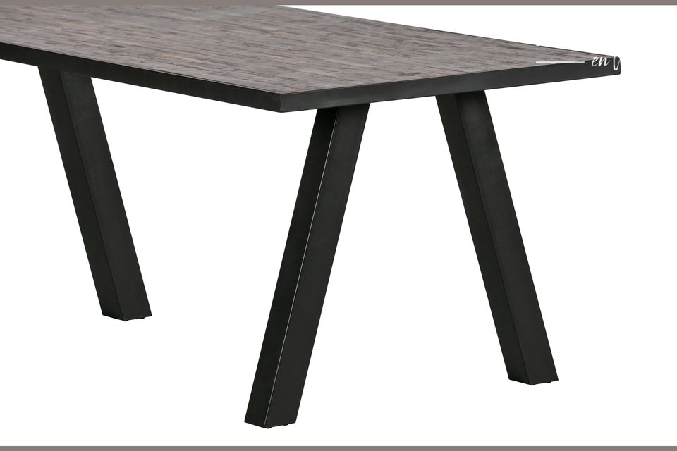 Tischplatte aus Teakholz und Metall, robust und elegant