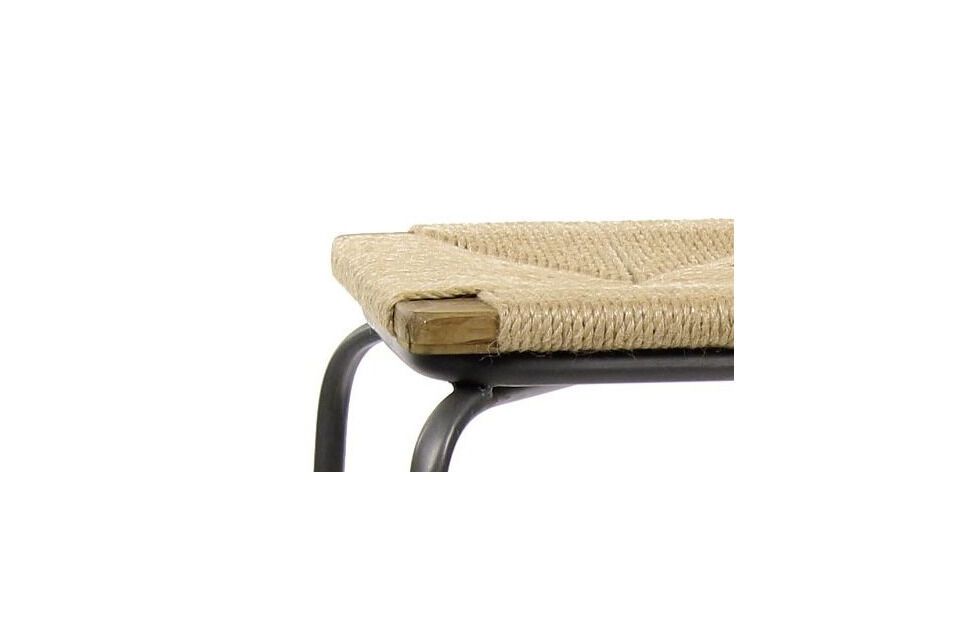 Dieser quadratische Hocker kombiniert Metall für die Beine und einen festen Rattanmulch für den