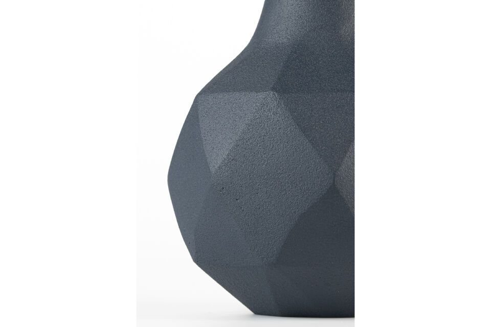 Verwandeln Sie Ihre Dekoration mit einer blauen Vase, die elegant und robust ist.