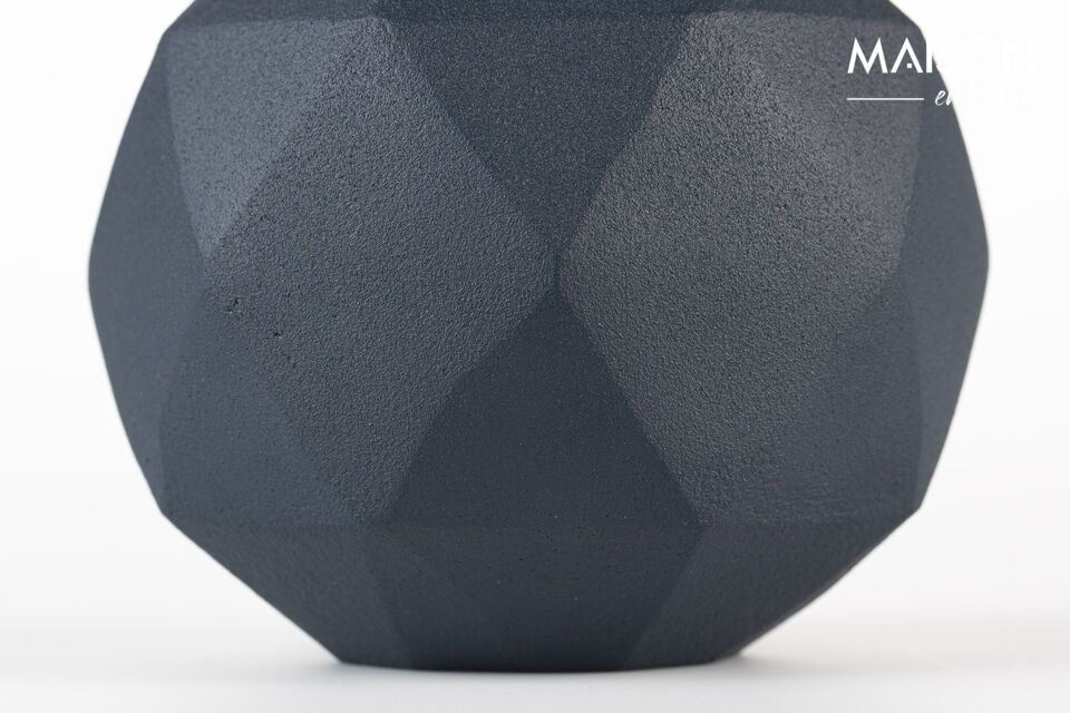 Entdecken Sie elegante Schlichtheit mit unserer Aluminiumvase Bloom