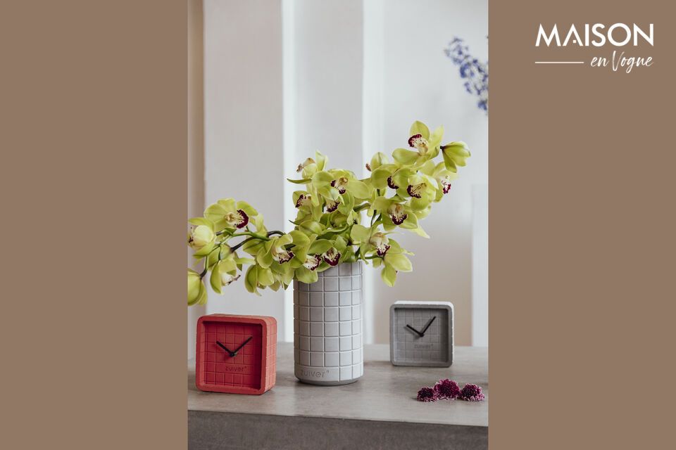 Mit einer Höhe von 26 cm und den Maßen 15 cm x 15 cm vereint diese Vase Robustheit und moderne