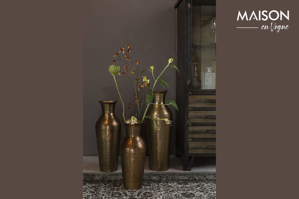 Verwandeln Sie Ihre Einrichtung auf elegante Weise mit der Vase aus vergoldetem Stahl.