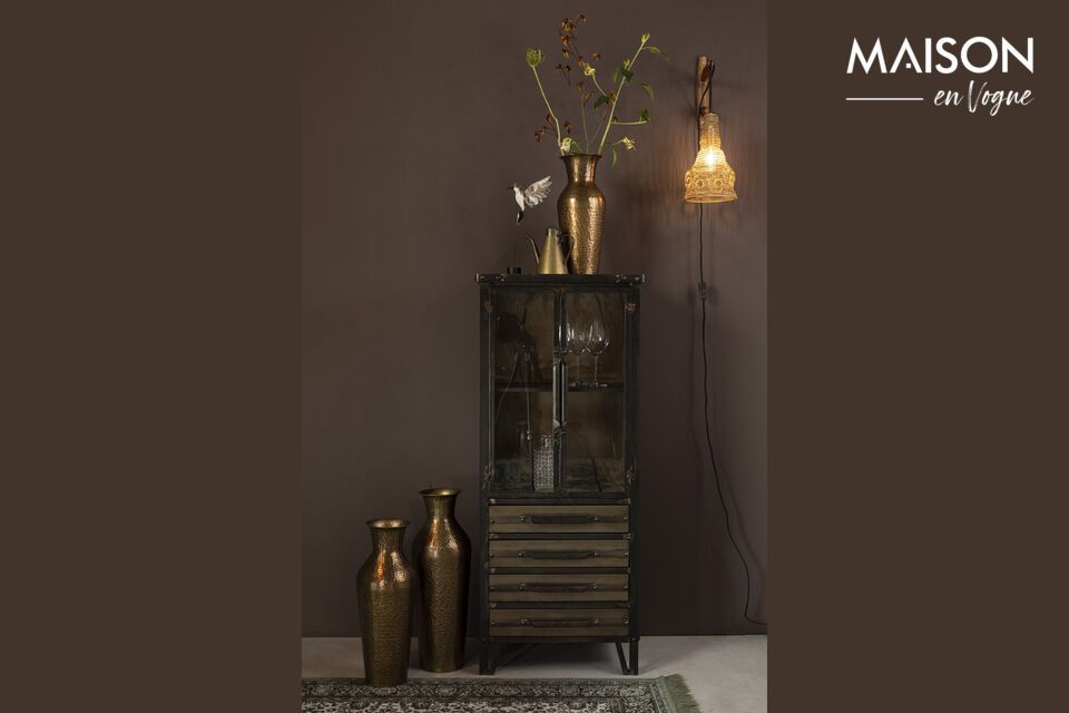 Verleihen Sie Ihrem Zuhause einen Hauch von Eleganz und Raffinesse mit der Dunja Vase aus