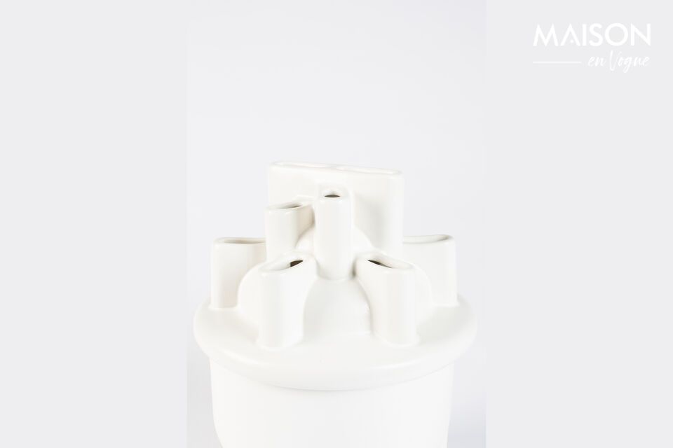 Dank des innovativen Deckels mit 12 Öffnungen können Sie Ihre Lieblingsblumen in der Vase Bassin