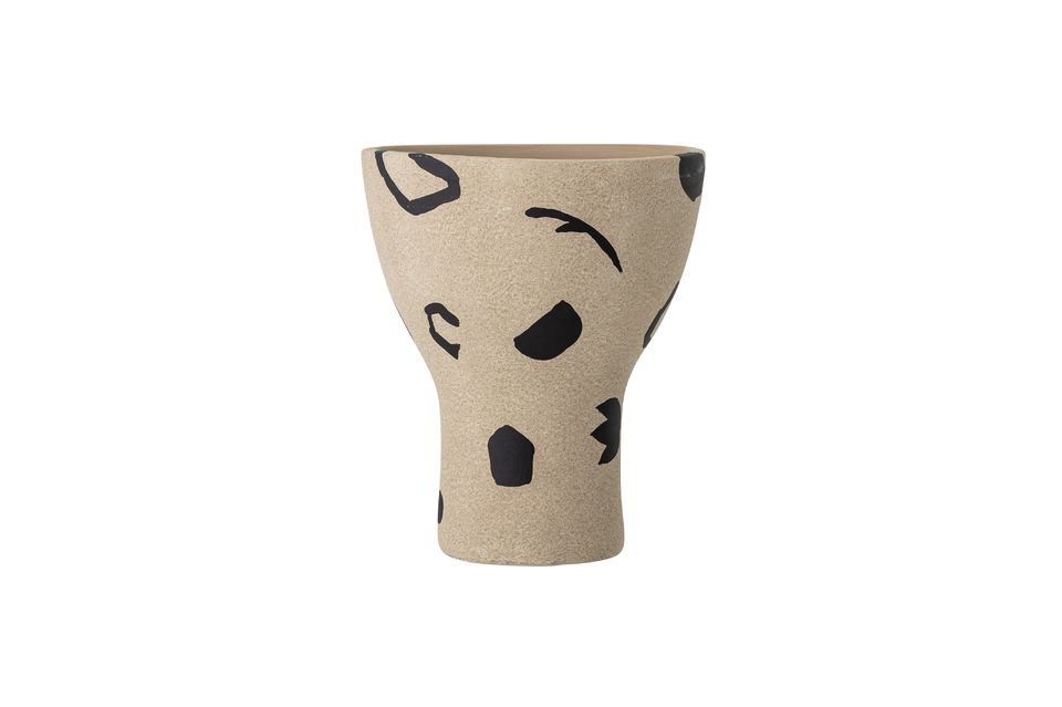 Neben der natürlichen Textur und Farbvariation des Terrakotta weist diese Vase kleine handgemalte