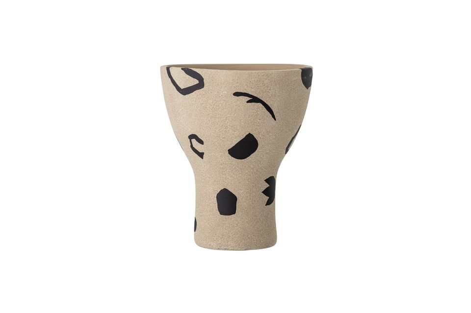 Neben der natürlichen Textur und Farbvariation des Terrakotta weist diese Vase kleine handgemalte