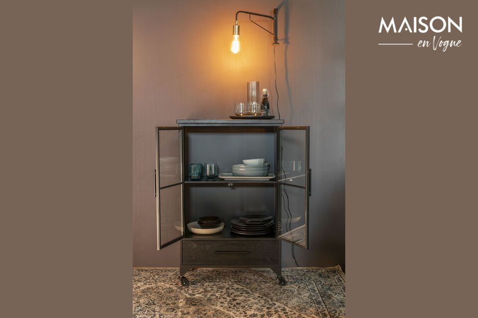 Hergestellt aus einem robusten schwarzen Metallrahmen und schwarz gebeizten Holzregalen