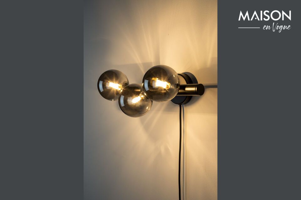 Verwandeln Sie Ihren Raum mit unserer eleganten und funktionalen Wandleuchte.