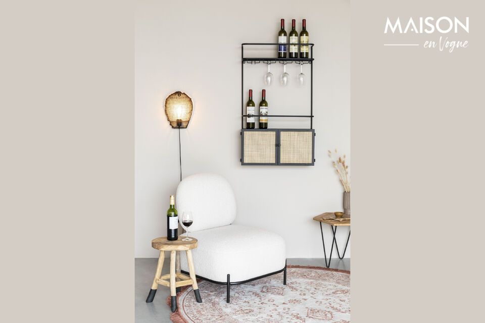 Mit seinen quadratischen Rattanflächen an den Türen verleiht dieses Weinregal Ihrer Einrichtung
