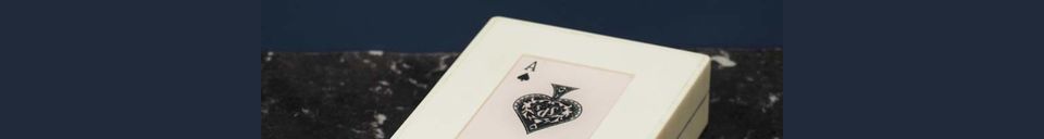 Materialbeschreibung Weiße Schachtel mit 2 Kartenspielen Pik-Ass