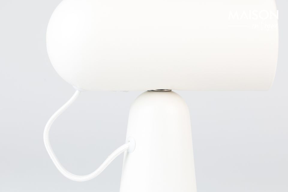Ästhetisch und praktisch - die weiße Vesper-Schreibtischlampe gehört zur Grundausstattung von